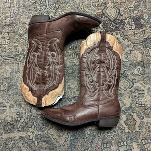 Cowboy Boots used in great condition size 8.5 W .I believe woman’s size